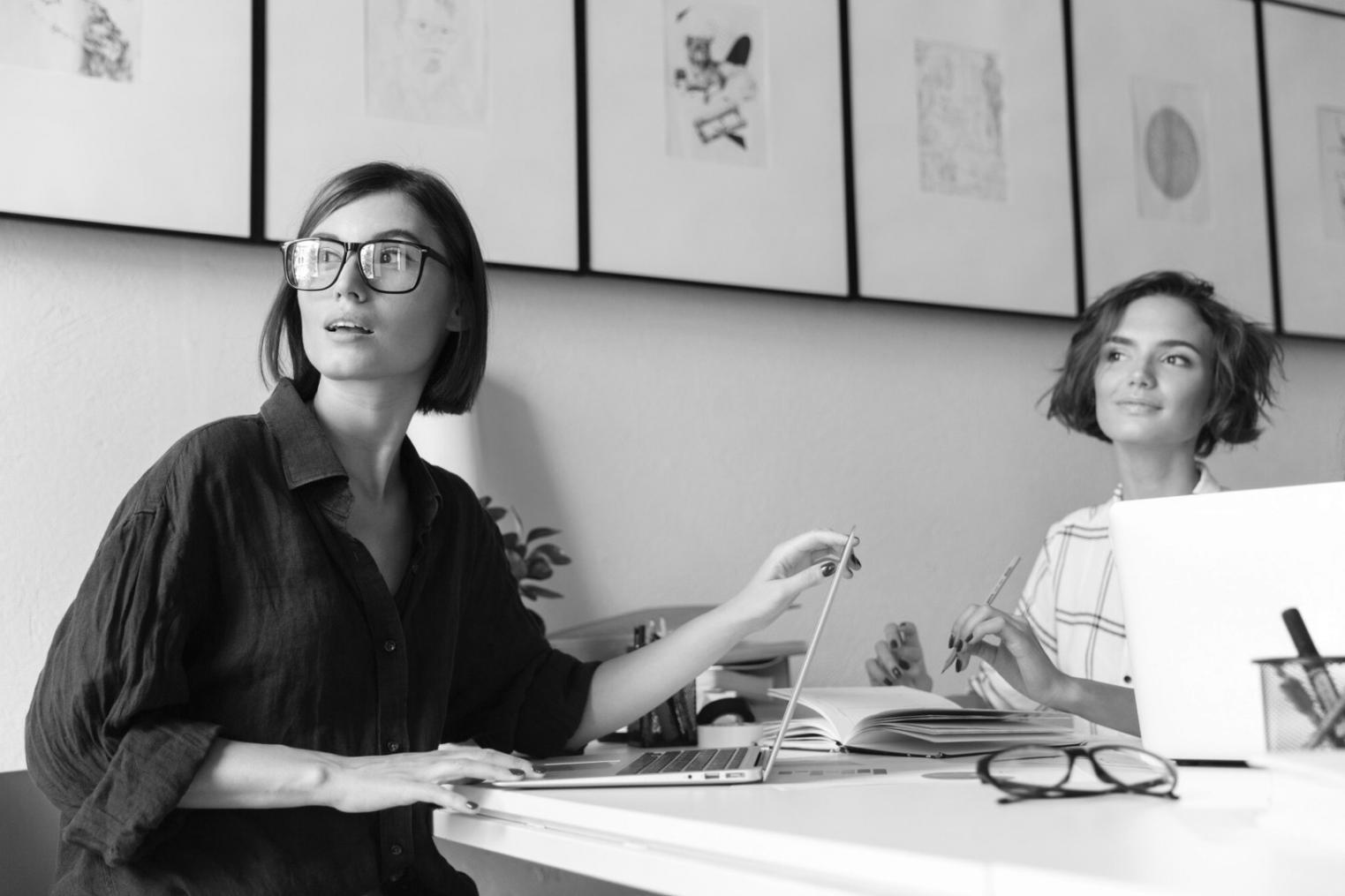 Analyse de tableaux financiers et métriques budgétaires en séance de travail